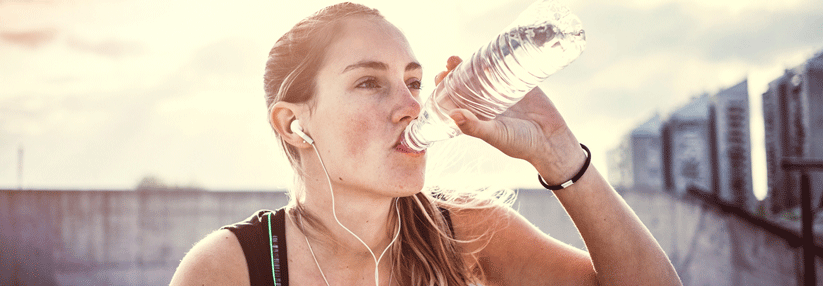 Als Richtlinie für eine ausreichende Wasserzufuhr gilt das eigene Durstgefühl.