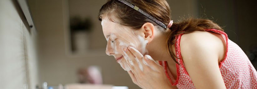 Auch eine aggressive Hautpflege steht in Verbindung mit Akne.