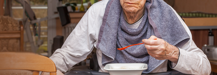 Senioren haben schwer zu schlucken. Doch es gibt Maßnahmen gegen die Schluckstörung im Alter.