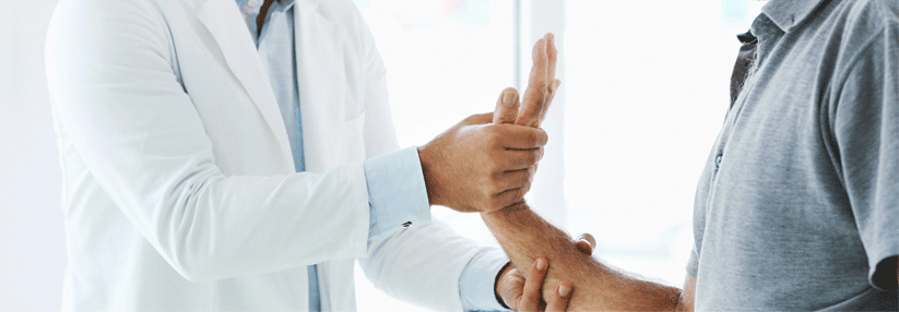 Die rheumatoide Arthritis manifestiert sich vor allem an der Hand.
