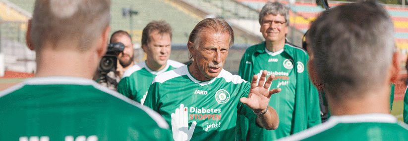 Letzte Anweisungen von Trainer Christoph Daum für das Team des FC Diabetologie.