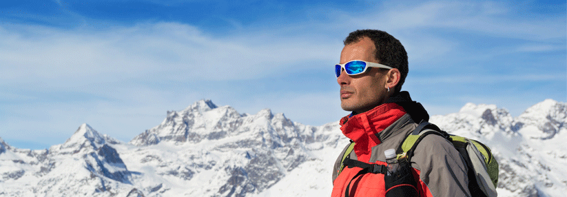 Eine gute Sonnenbrille ist Pflicht beim Besteigen schneebedeckter Berge.