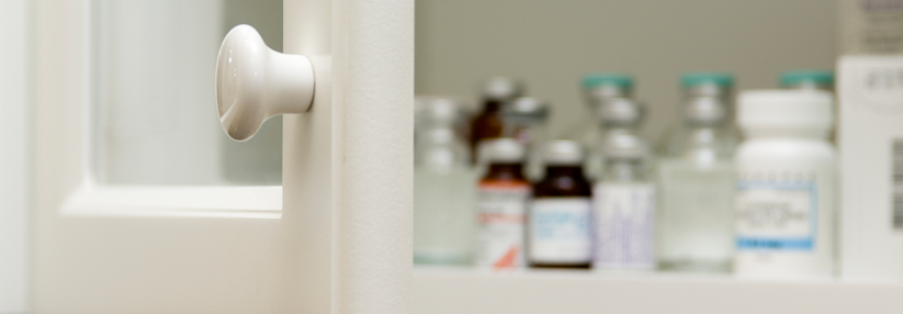 Nicht jeder Ort ist geeignet, um Medikamente richtig aufzubewahren. Schränke in Küche und Badezimmer sollten zum Beispiel vermieden werden.