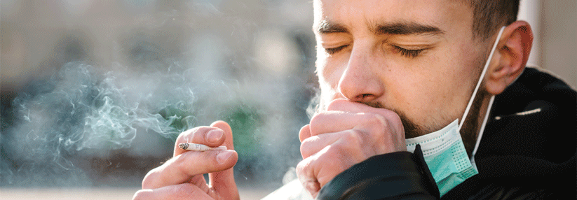 Raucher zeigen häufiger COVID-19-Symptome wie Kurzatmigkeit, Fieber und Husten und erkranken schwerer als Nichtraucher.