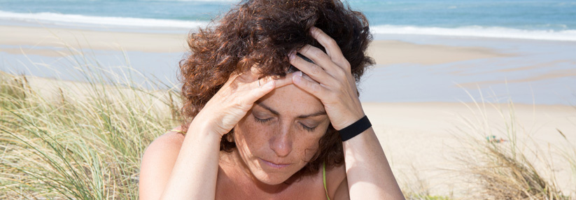 Dehydrierung und starke Sonneneinstrahlung begünstigen Kopfschmerzen.