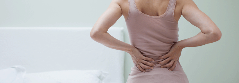Patient mit Bechterew Hinter „Rücken“ kann eine ankylosierende Spondylitis stecken.