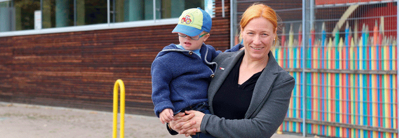 MdB Dagmar Schmidt, hier mit Sohn Carl, meint: „Jedes Kind sollte willkommen sein.“