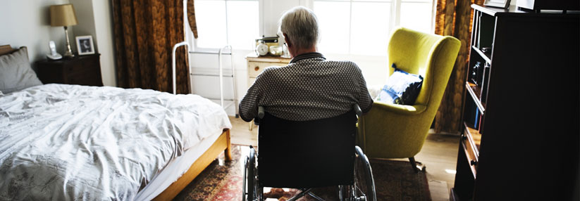 Für alte Menschen ist es schwer, Verträge und Abrechungen zu prüfen. Manche Pflegedienste nutzen das aus.  