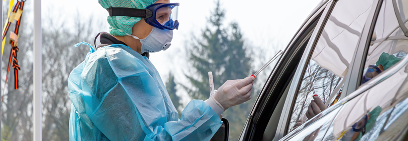 Für Tests auf das Coronavirus – wie hier im Drive-In in Baden-Württemberg – werden Mediziner benötigt.