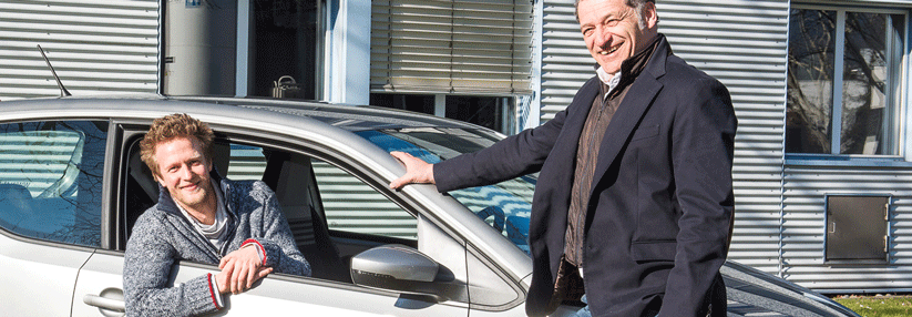 Student Richard Koch (l.), Manfred King, Geschäftsführer der Stiftung Perspektive Hausarzt, und das PJmobil.
