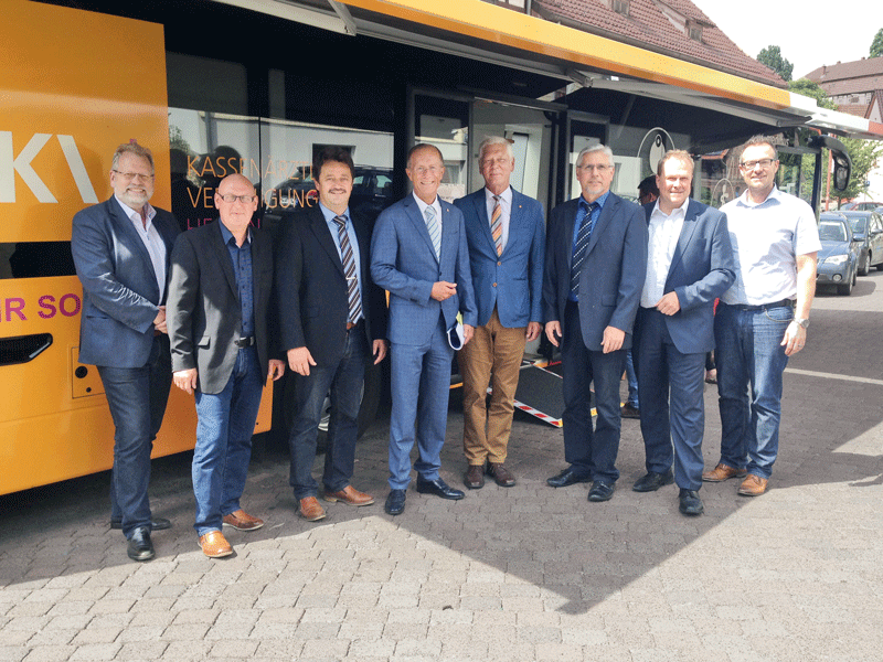 Politiker beim Shooting: Die Bürgermeister (drei rechts und drei links) der Gemeinden Nentershausen, Sontra, Herleshausen, Cornberg, Weißenborn und Ringgau umrahmen Staatsminister Axel Wintermeyer (4.v. l.) und KV-Vorstand Dr. Eckhard Starke (4.v.r.).