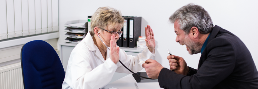 Wann darf der Vertragsarzt einen Patienten ablehnen? Bei aggressiven Patienten kann die Behandlung abgebrochen werden.