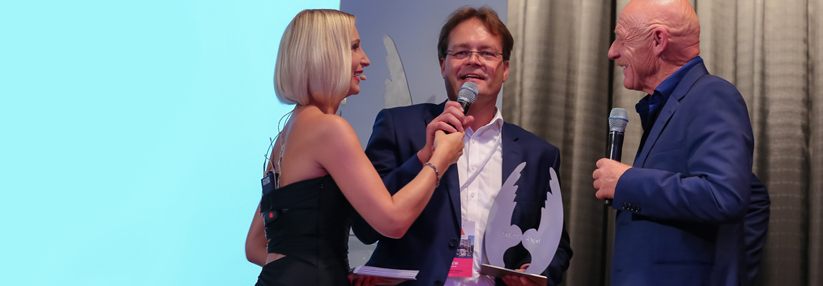 Joe Bausch übergibt Dr. Heimann den Health Media Award 2019.