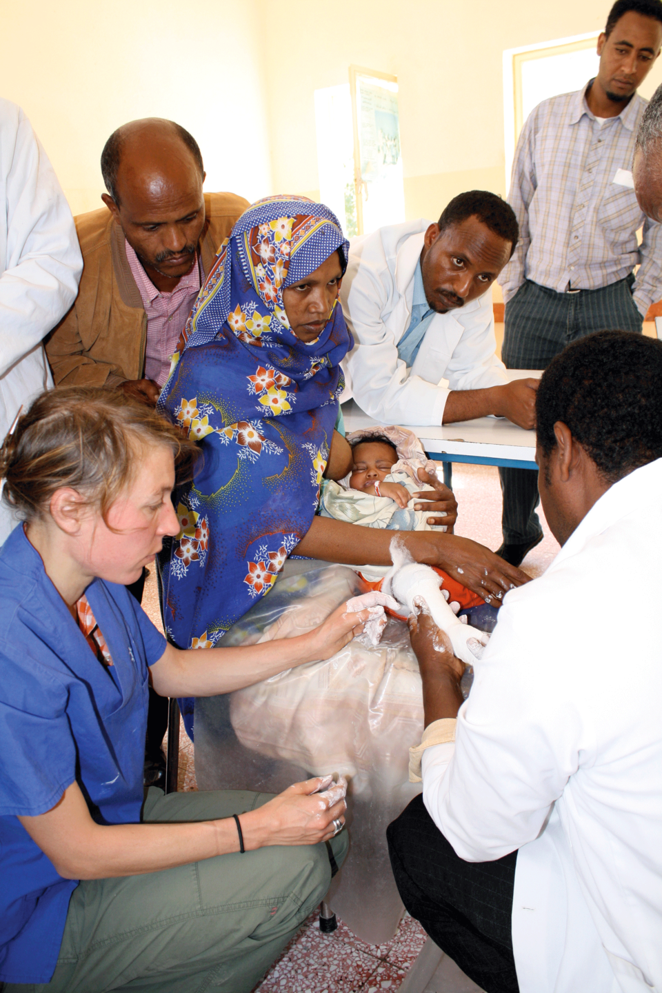 Den Klumpfuß des Babys behandelt ein einheimisches Team. Wenn Dr. v. d. Busche (links) in der PONTE-Ambulanz in Asmara ist, packt sie auch mit an.