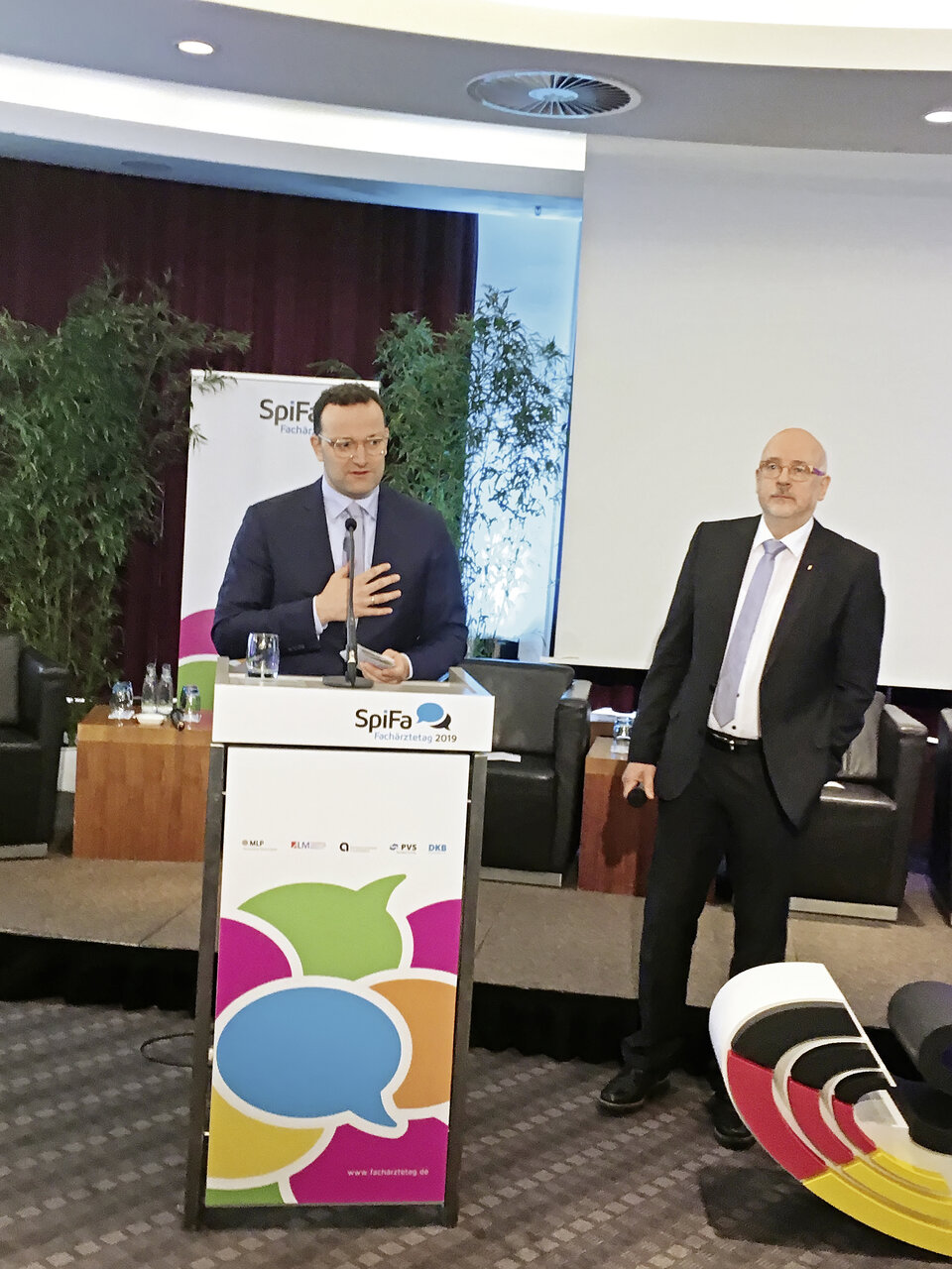 Bundesgesundheitsminister Jens Spahn applaudiert dem SpiFa-Chef Dr. Dirk Heinrich für seine Vorschusslorbeeren zum TSVG 