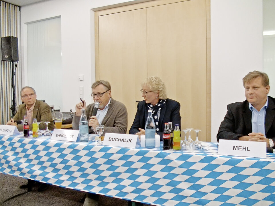 Standen Rede und Antwort (v. li. n. re.): 
Dr. med. Michael Mühlenfeld (Tagungspräsident der practica), Ulrich Weigeldt, Monika Buchalik (Vizepräsidentin der Landesärztekammer Hessen), Eberhard Mehl.