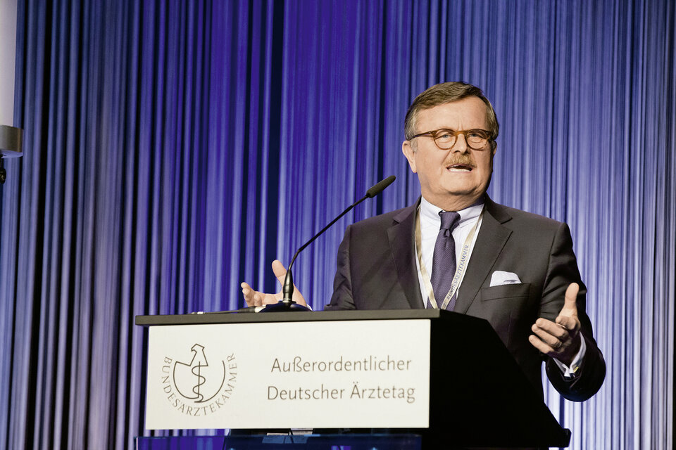 BÄK-Präsident Prof. Dr. Frank Ulrich Montgomery verteidigt die bisherigen GOÄ-Verhandlungen