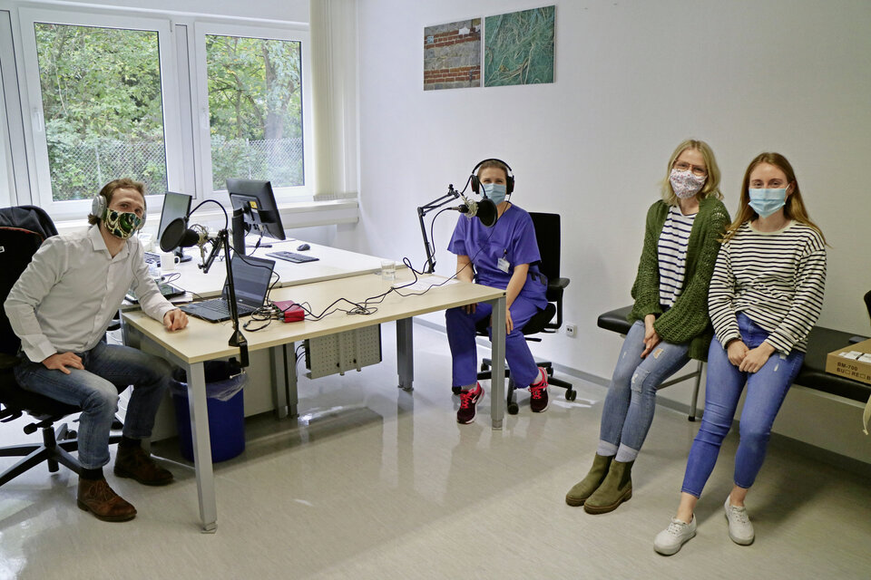 Abb. 1: Von links: Dr. Fabian Dupont, Dr. Angela Thiel-Bodenstaff (Leiterin d. Notaufnahme Homburg); Aline Salzmann, Catherine Bopp.