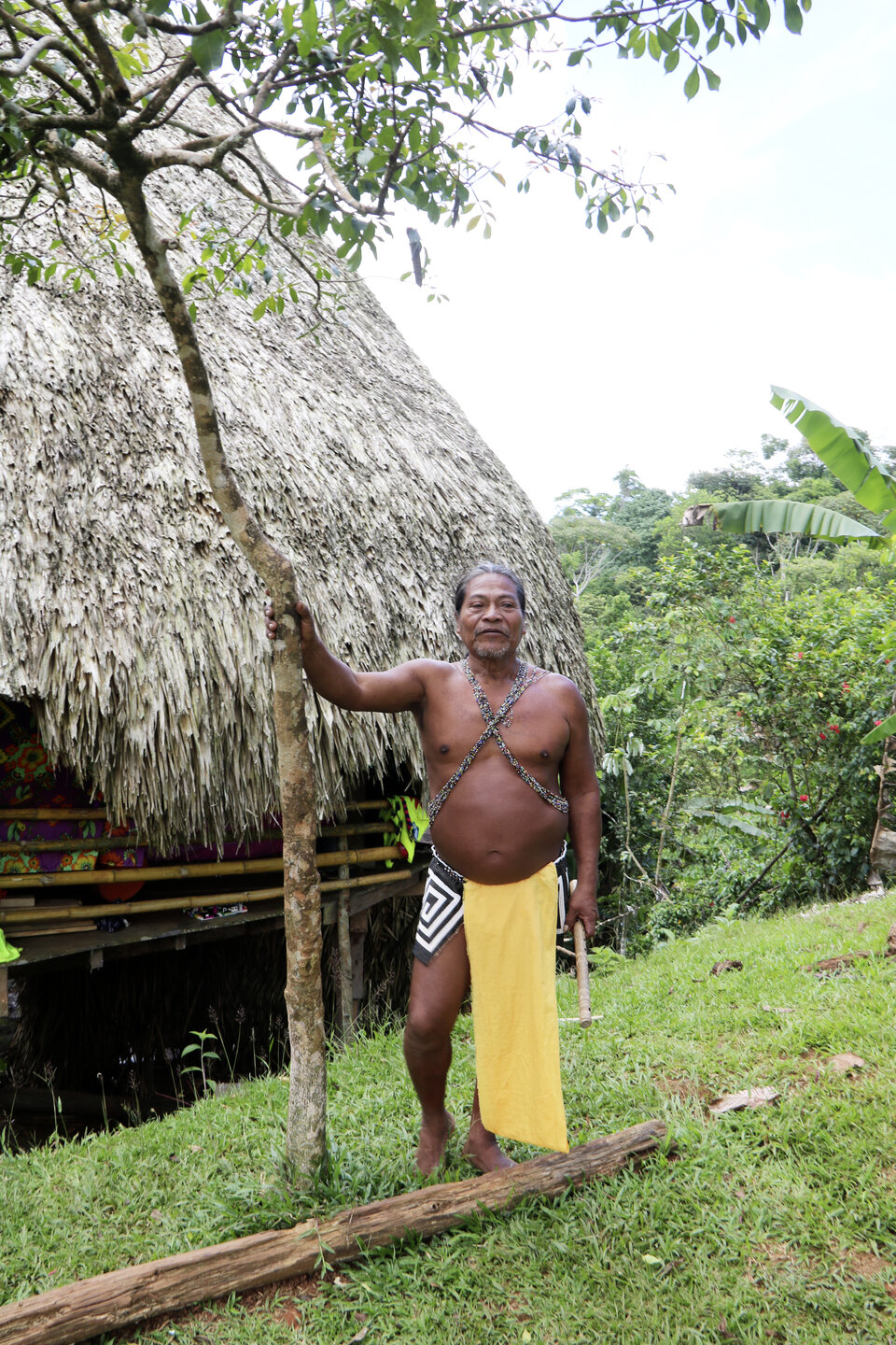 Abb. 6: Miguel Flaco, der Gründervater des Dorfes, führt uns durch den Ort – und berichtet über die erstaunliche Effizienz der traditionellen Naturmedizin.