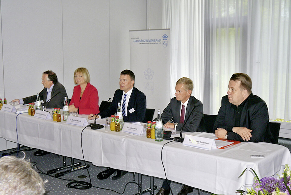 Das Podium (v. l. n. r.): Dr. Max Matthiesen (CDU), Andrea Schröder-Ehlers (SPD), Dr. Matthias Berndt (Moderation), Dr. Jürgen Peter (AOK), Dr. Eckart Lummert (Hausärzteverband Niedersachsen)