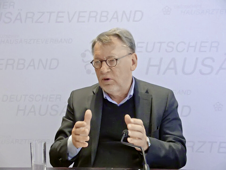 Ulrich Weigeldt, der Bundesvorsitzende des DHÄV, berichtete über die Lage