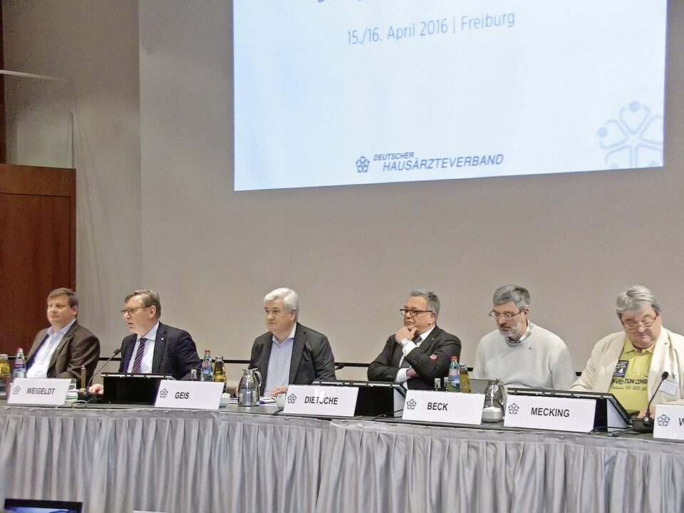 Abb. 1: In Freiburg diskutierte der Vorstand des DHÄV mit den Delegierten (von li. nach re.: Eberhard Mehl, Ulrich Weigeldt, Dr. med. Dieter Geis (Bayern), Dr. med. Berthold Dietsche (Baden-Württemberg), Dr. med. Armin Beck (Hessen), Dr. med. Dirk Mecking (Nordrhein)