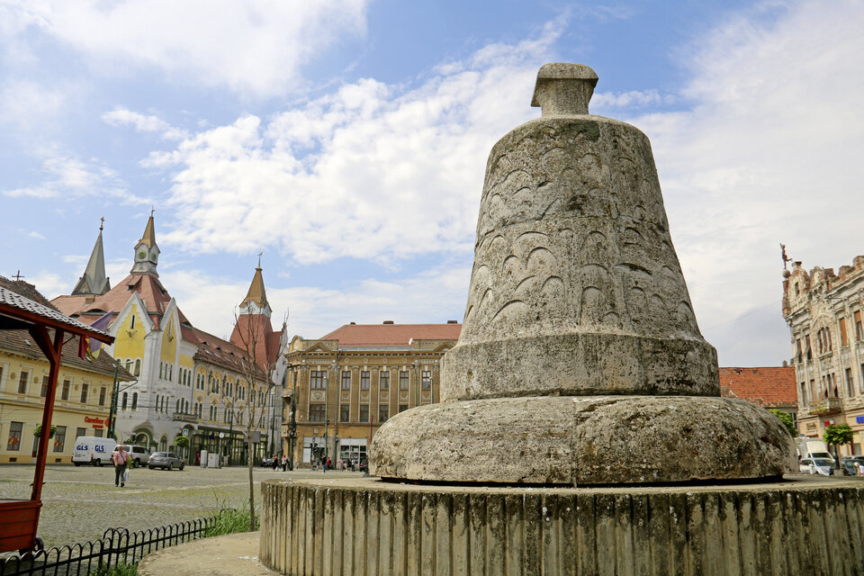 Abb. 1: Steinerne Freiheitsglocke auf dem Trajanplatz: Sie erinnert an die Revolution im Jahr 1989.