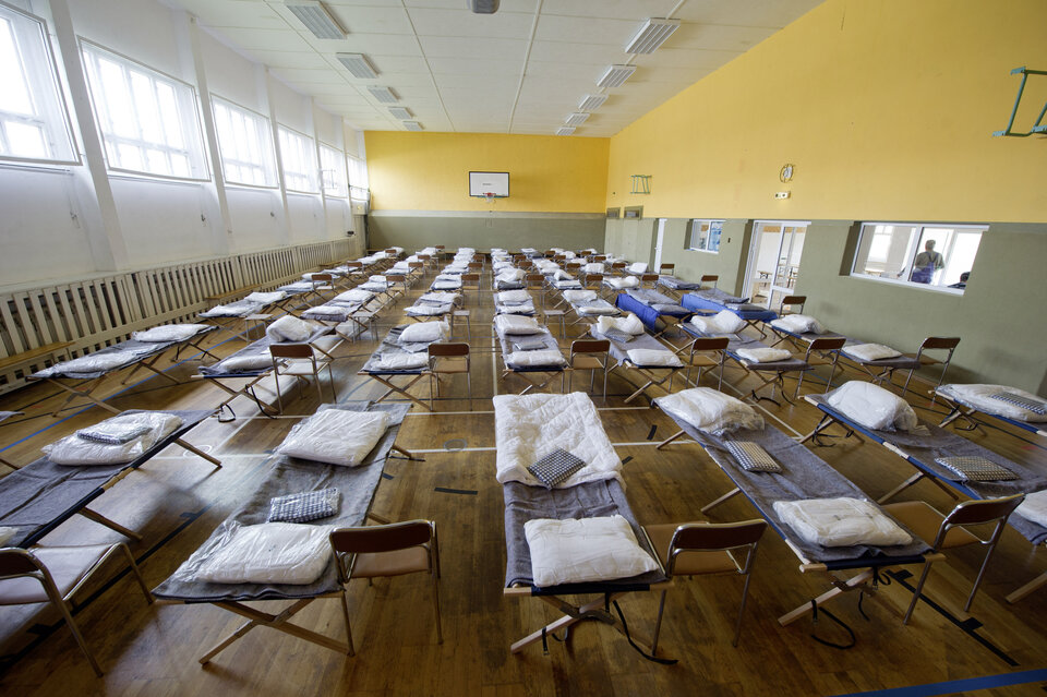 Hier wurde eine Sporthalle zur vorübergehenden Unterkunft für Flüchtlinge