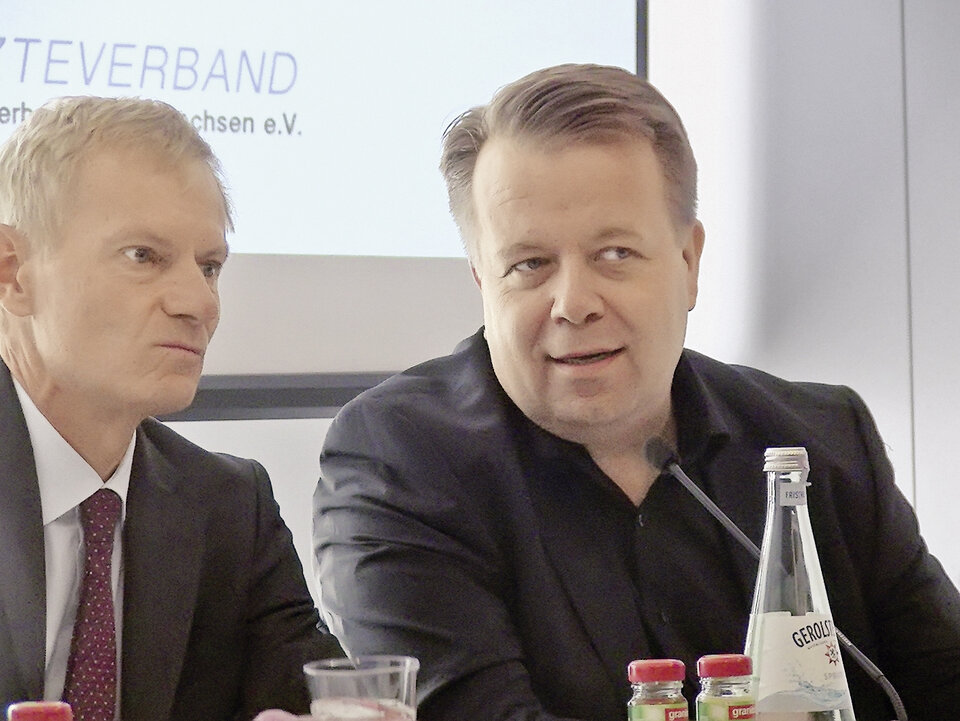 Dr. Jürgen Peter von der AOK Niedersachsen diskutiert mit Dr. Eckart Lummert vom Hausärzteverband u. a. über das Thema der "grundversorgenden" Spezialisten.