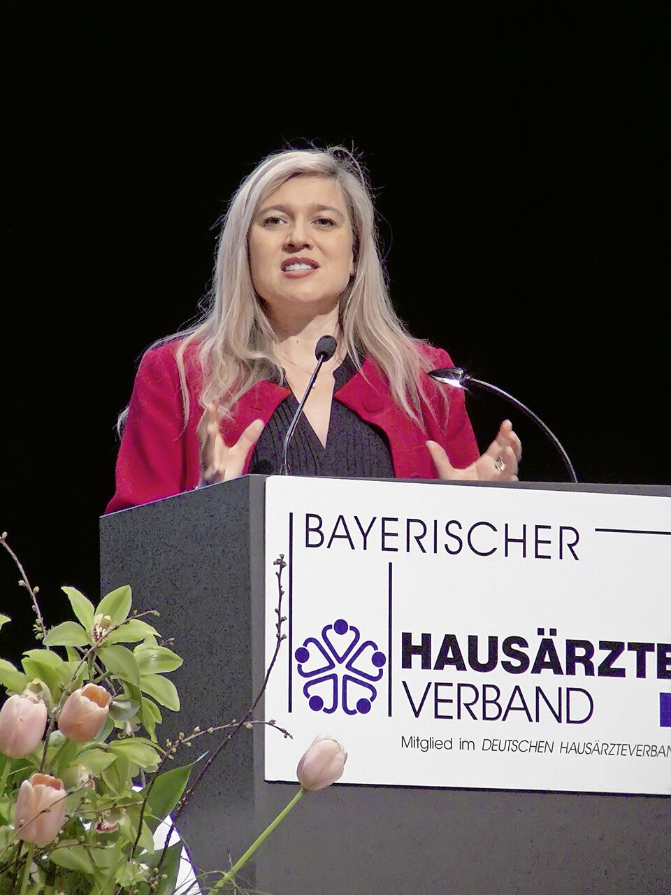 Die Bayerische Staatsministerin 
Melanie Huml stärkt den Hausärzten den Rücken