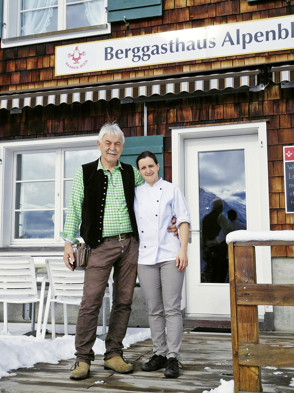 Osi und Mirjam begrüßen die Gäste.