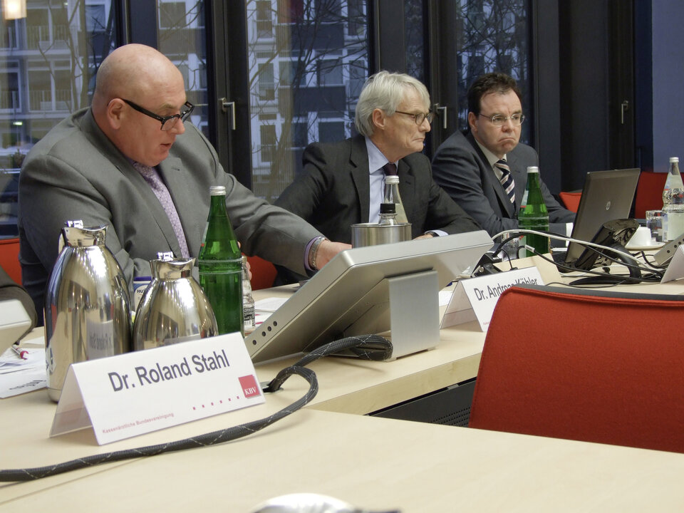 KBV-Chef Köhler zieht einen klaren Verhandlungsauftrag für die Körperschaft aus den Zahlen, die die Infas-Experten Menno Smid und Robert Follmer mit besorgter Miene vorlegen.