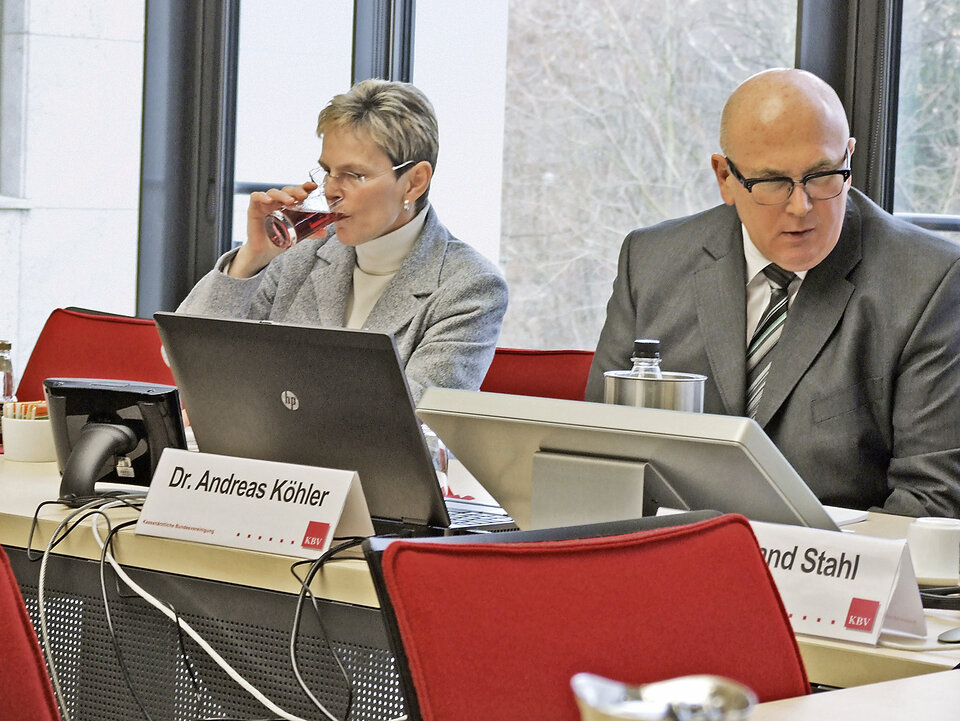 Die stellvertretende KBV-Vorsitzende Dipl-Med. Regina Feldmann und KBV-Chef Dr. Andreas Köhler bei der Präsentation des Positionspapiers. Ob die Hausärzte das Wahltarif-Modell bei getrennten Honorartöpfen schlucken?