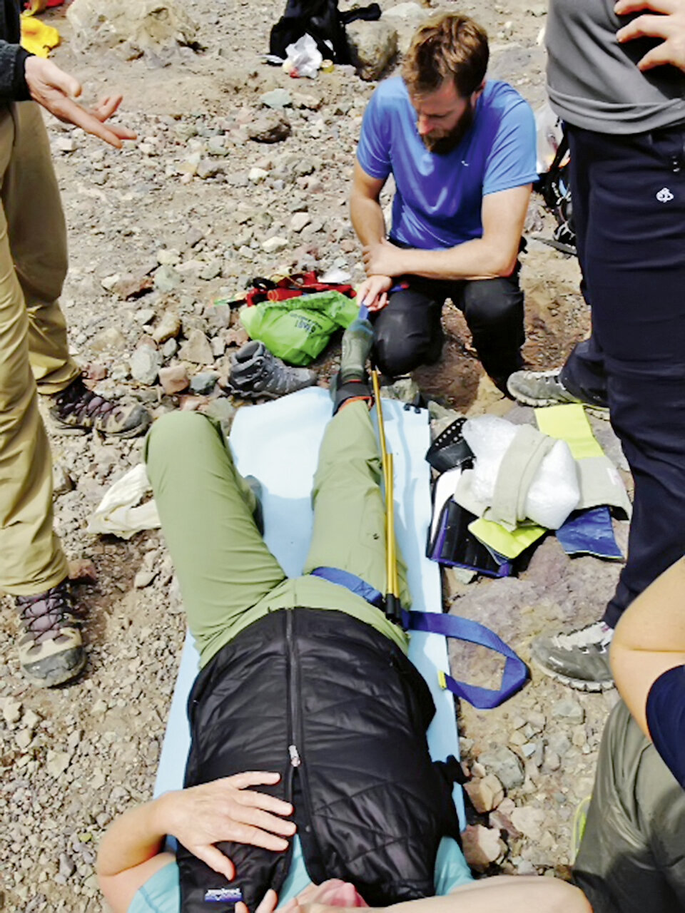 Abb. 4: Improvisierte Beinschienung