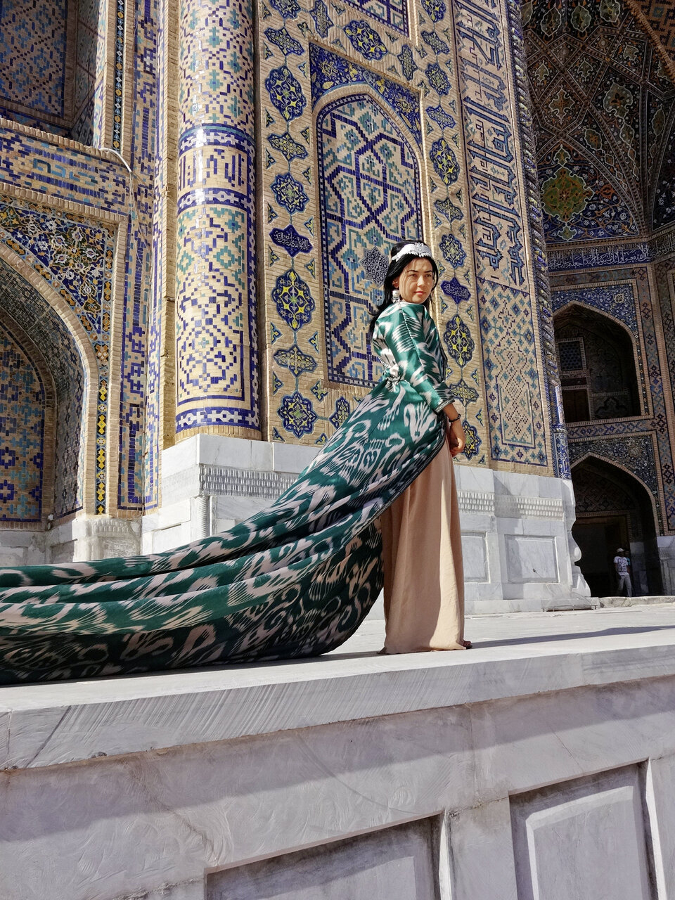Hochzeitsfoto in Nationaltracht auf dem Registan von Samarkand.
