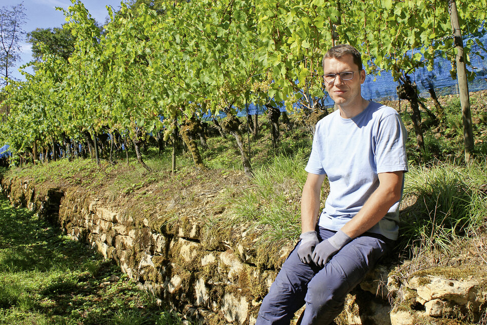 Winzer Luc Roeder auf seinem Weingut.
