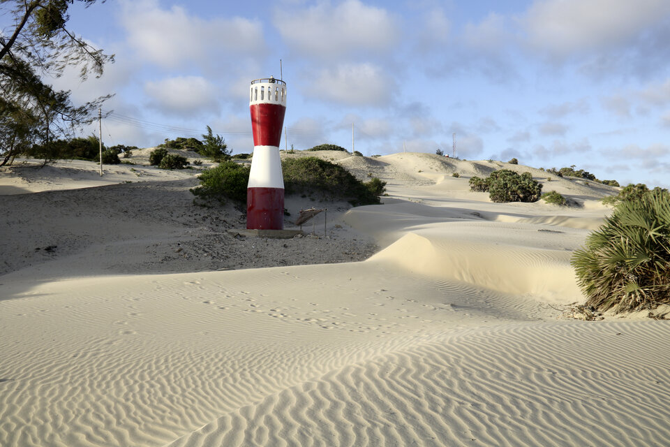Abb. 4: Kleiner Leuchtturm inmitten von beeindruckenden Sanddünen in der Nähe des Orts Shela im Süden der Insel.
