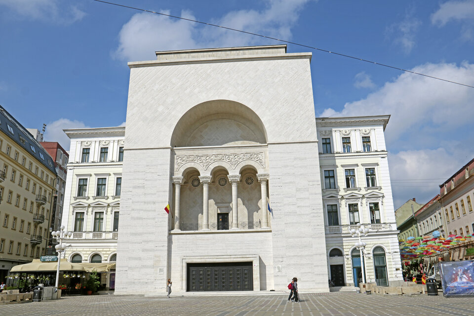 Abb. 3: Das Opernhaus am Piaţa Victoriei, dem Siegesplatz. Auf dem Platz vor der Oper spielten sich im Dezember 1989 dramatische Szenen ab.