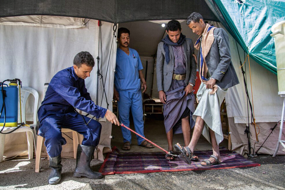 Abb. 4: Beim Betreten als auch beim Verlassen des Cholerazentrums in Khamer, Jemen, werden die Schuhe und Hände mit Chlor desinfiziert. So kann eine Verbreitung der Krankheit verhindert werden.