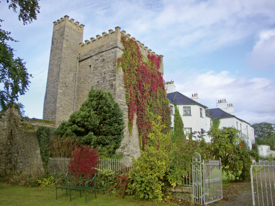 Abb. 5: Barberstown Castle bei Straffan – seit 1971  Luxushotel – erinnert an den Glanz vergangener Jahrhunderte. 1288  wurde die zugehörige Wohnburg erbaut (links im Bild). In ihr lebten damals rund einhundert  Bewohner.