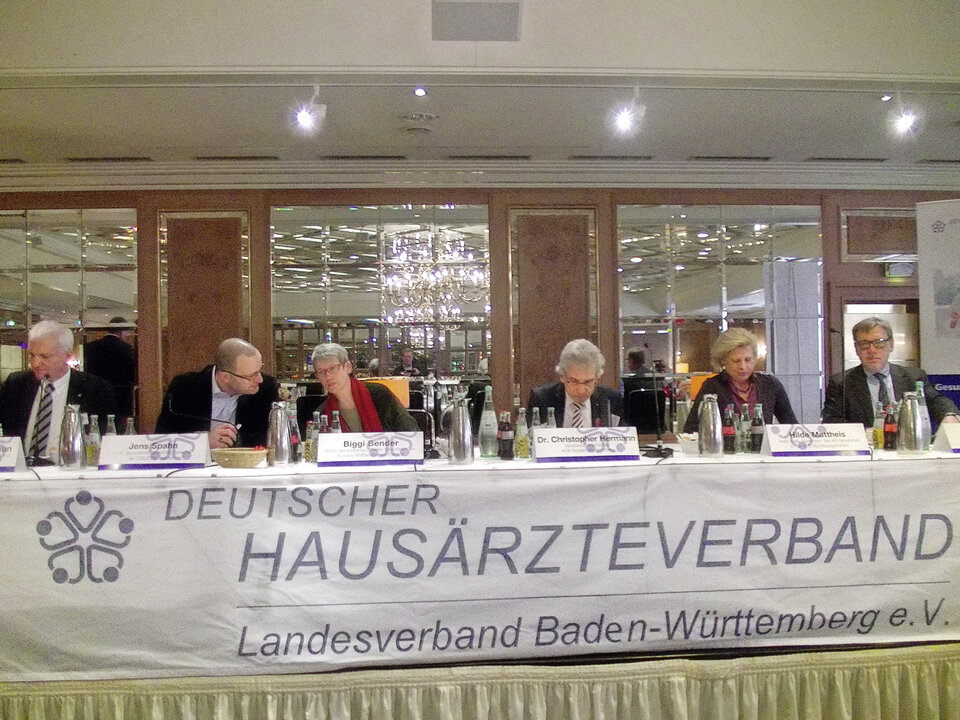 Auf dem Podium stellten sich die gesundheitspolitischen Sprecher von CDU, Grünen und SPD den kritischen Fragen der Hausärzte (von links nach rechts: Dr. med. Frank-Dieter Braun (Moderator), Jens Spahn, Birgitt Bender, Dr. Christopher Hermann (AOK), Hilde Mattheis, Ulrich Weigeldt (DHÄV)