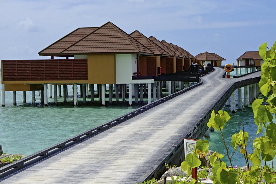 Abb. 1: VARU by Atmosphere bietet seinen Gästen im Resort u. a. 69 komfortable Überwasservillen mit gepflegtem Pool.  