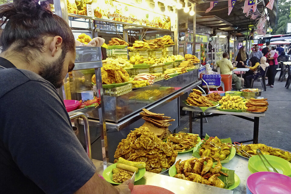 Abb. 8: Alles, was Penang Schmackhaftes zu bieten hat, ist auf dem "Naschmarkt" von George Town für wenig Geld zu haben.    