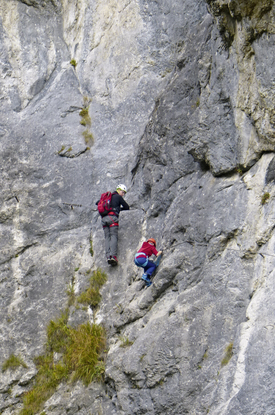 Mutig am Klettersteig, aber gesichert.