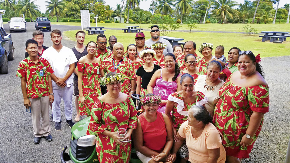 Die Mitarbeiter des Aitutaki-Hospitals haben sich für ein Foto versammelt