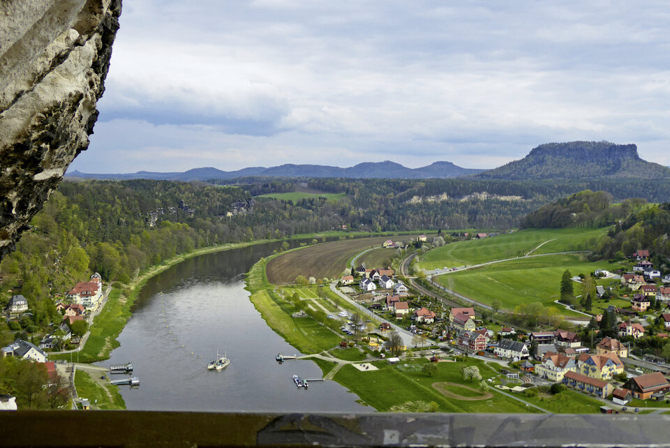 Abb. 2: Sächsische Schweiz: Blick von der Bastei auf die Elbe mit der Gierfähre und dem Ort Rathen. In der Ferne Festung Königstein.
