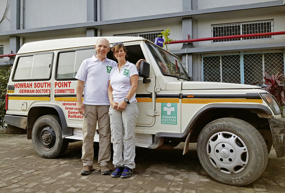 Abb. 7: Ambulanzauto mit Dr. Josef