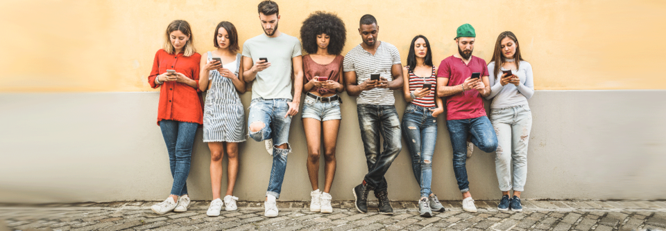 Intensive Nutzung von sozialen Medien und Smartphones gefährdet Jugendliche Schon 10 Minuten auf Facebook drücken die Stimmung.