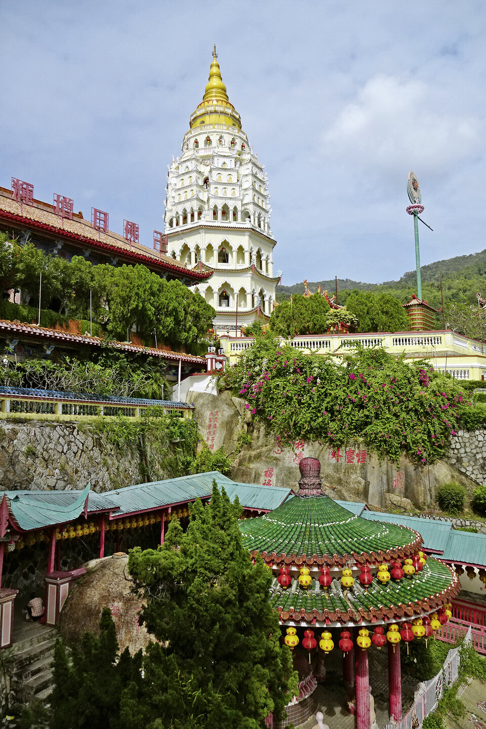 Abb. 9: Die „Pagode der zehntausend Buddhas“  im Kek-Lok-Si-Tempel. 