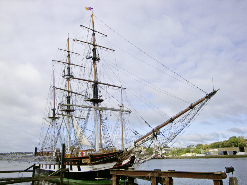 Abb. 3: Im Hafen von New Ross liegt der Nachbau des Hungerschiffes "Dunbrody". Er erinnert an die Große Hungersnot und die Auswanderung der Iren im 19. Jahrhundert nach Amerika.
